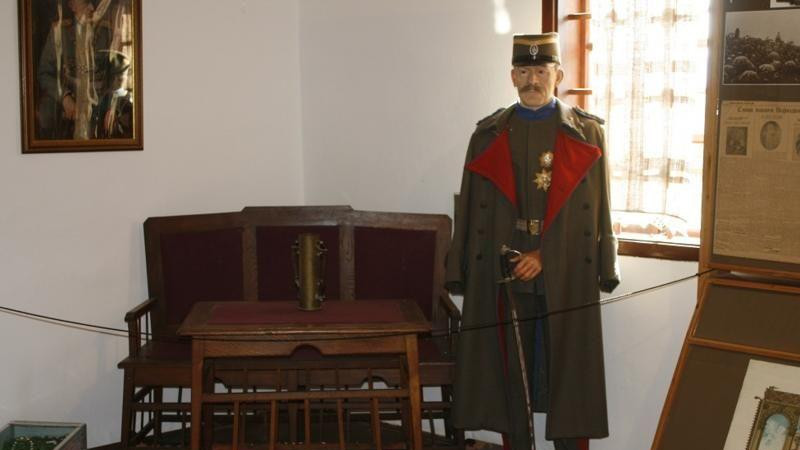 Pored postavke, u muzeju je i voštana figura vojvode Mišića u prirodnoj veličini
