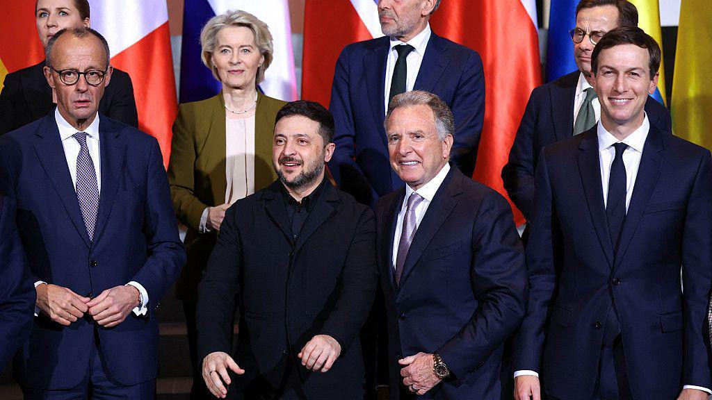 vladimir zelenski i delegacija SAD i Evrope