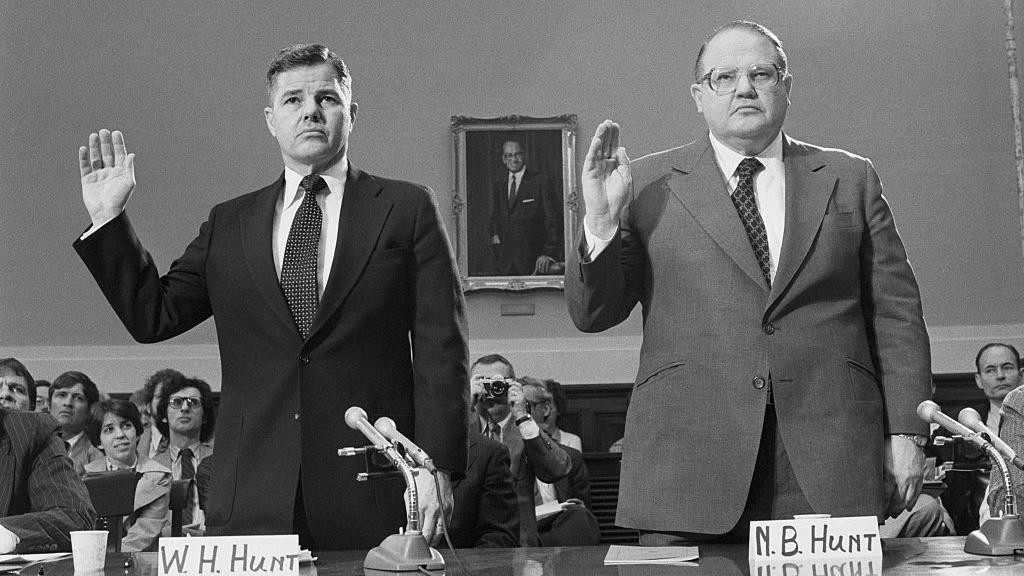 Vilijam Herbert i Nelson Banker Hant zaklinju se u maju 1980. uoči svedočenja u Predstavničkom domu, koji je pokrenuo istragu zbog kolapsa na tržištu srebra
