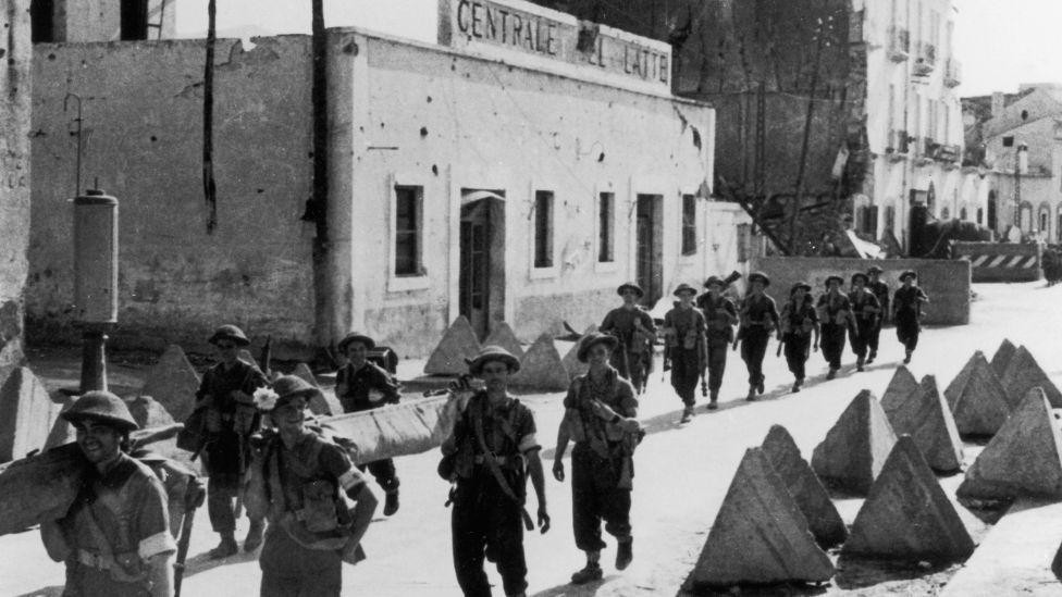 Britanski vojnici na putevima u Salermu tokom Drugog svetskog rata