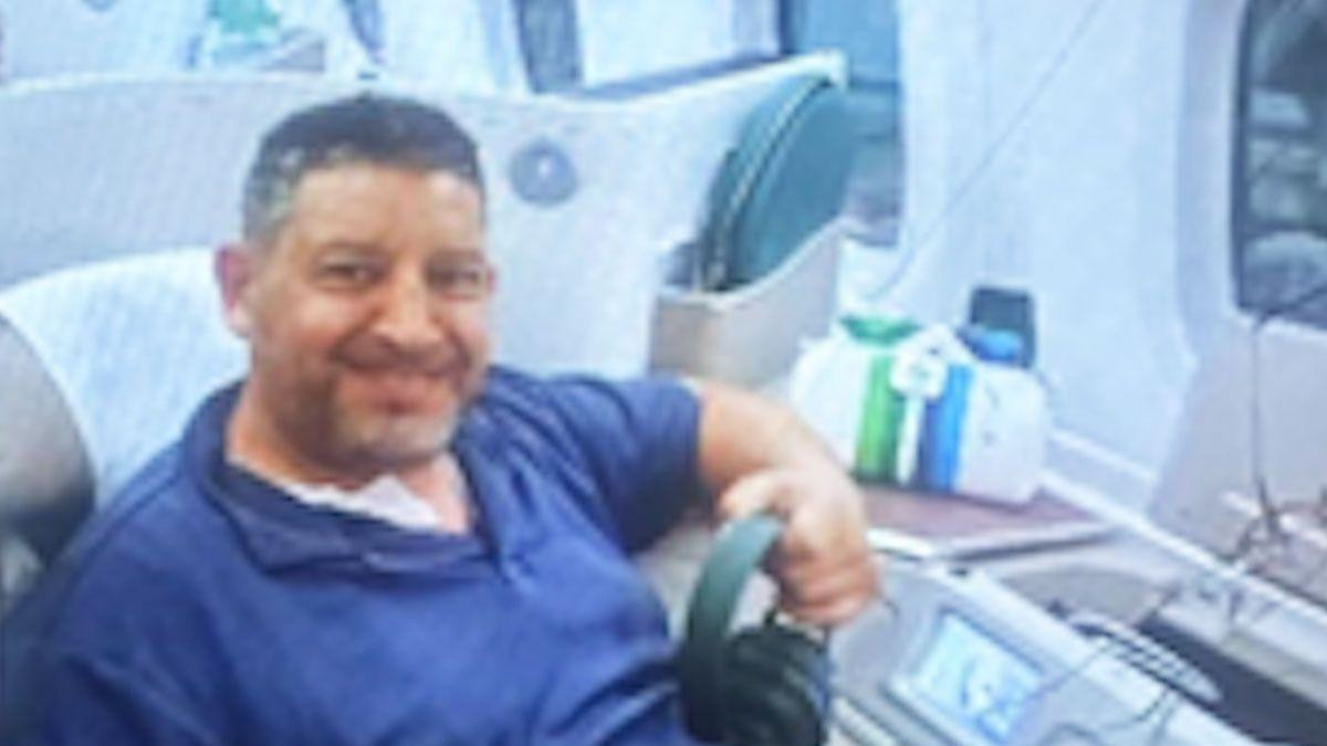 Erez Hadari je prikazan kako sedi u avionu – izgleda kao da je u prvoj ili biznis klasi – obučen u plavu majicu i sive pantalone, i osmehuje se držeći slušalice.