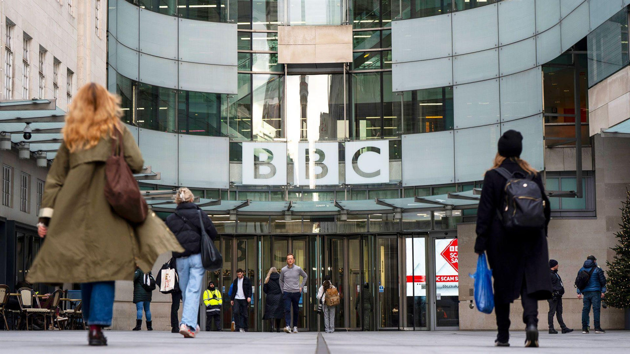 Ljudi prolaze ispred sedišta BBC-ja u Londonu