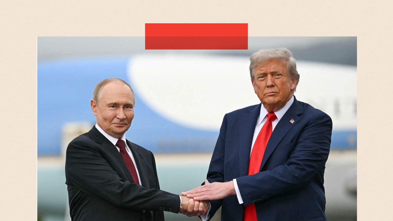 Ruski predsednik Vladimir Putin u crnom odelu (levo) rukuje se sa američkim kolegom Donadom Trampom koji nosi teget odelo i crvenu kravatu 