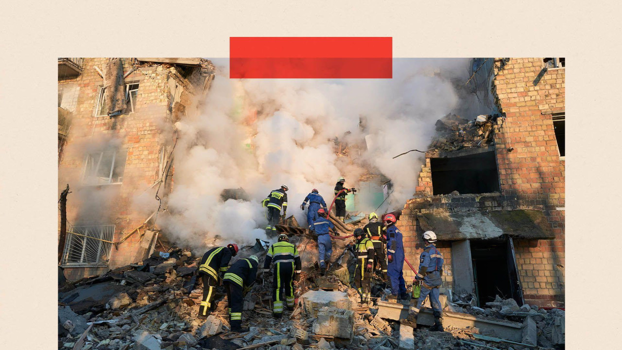 Vatrogasci pokušavaju da ugase požar 