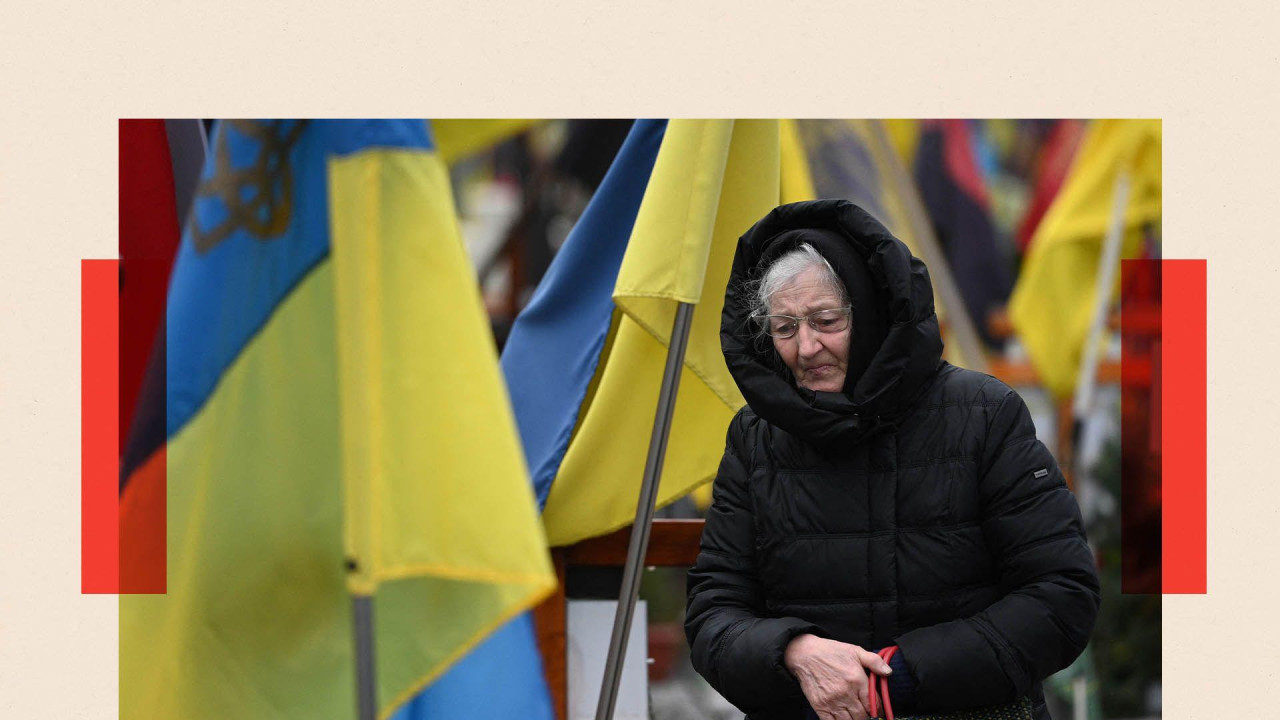 Žena u crnoj jakni između ukrajinskih zastava