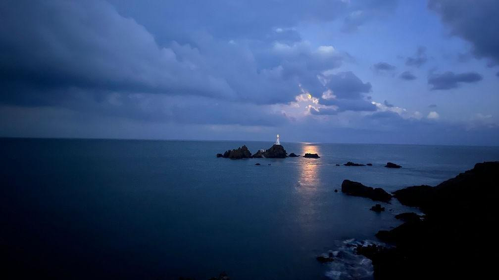 Pučina, u daljini svetionik, a okolo su stene