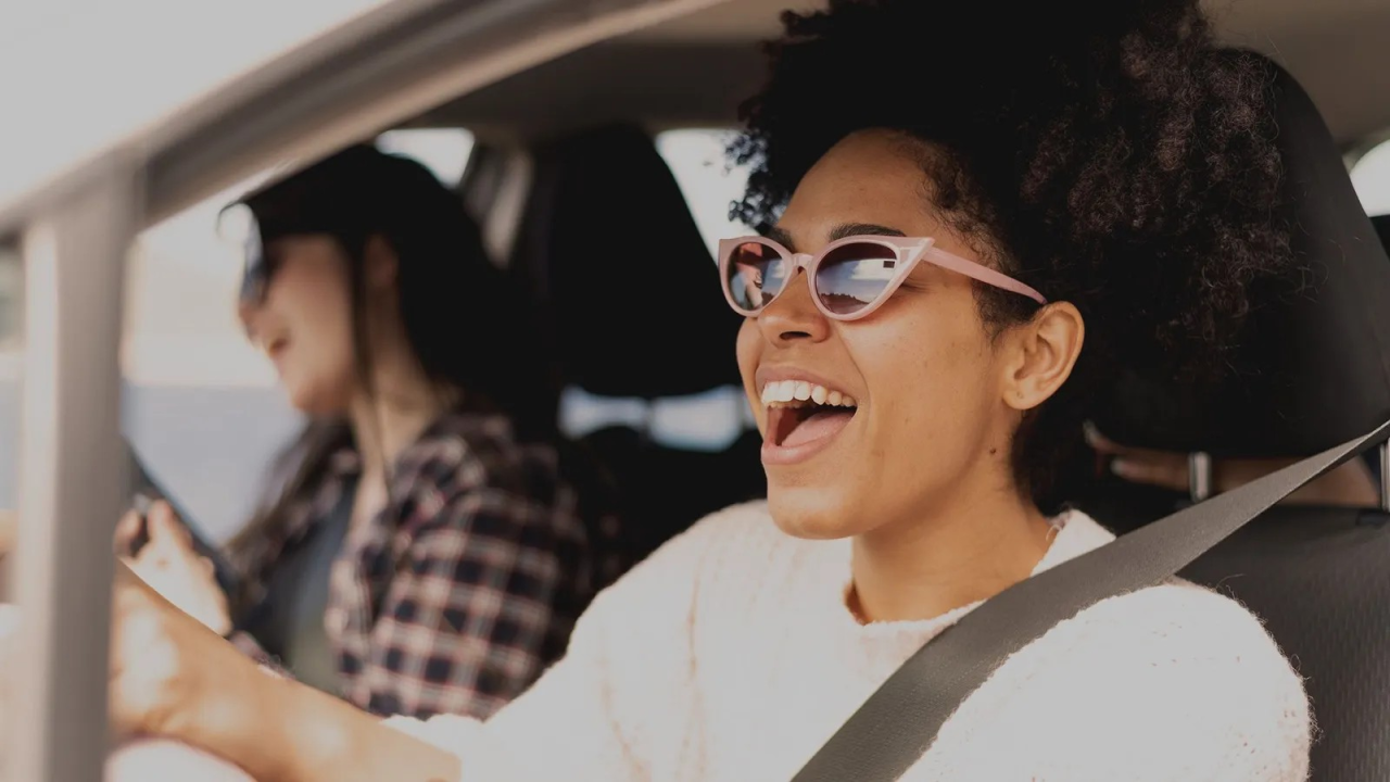 Žene pevaju u kolima