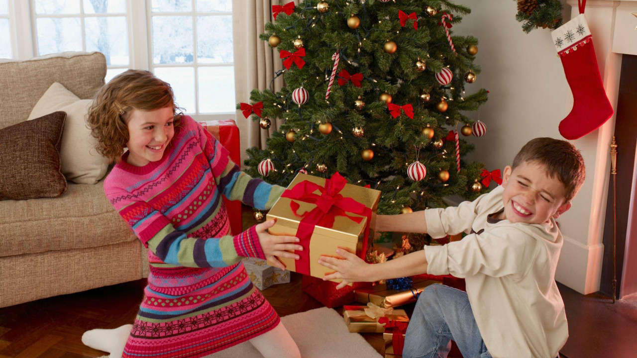 Dečak i devojčica se otimaju oko poklona 