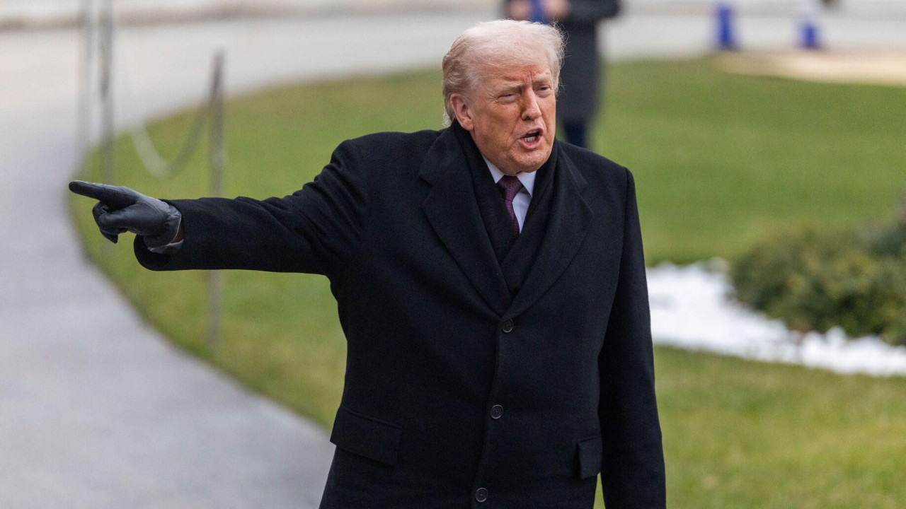 Donald Tramp u crnom kaputu