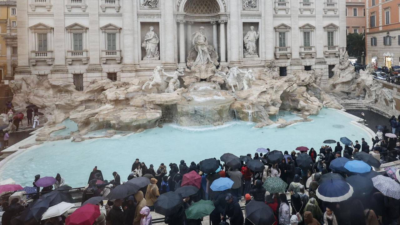 fontana di trevi u rimu, turisti ispred rimske fontane di trevi