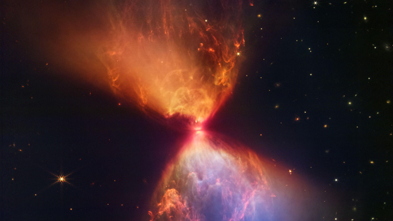  Vrtložni oblaci narandžaste i plave boje šire se iznad i ispod svetlog centra, sa tamnom pozadinom vidljivih dalekih zvezda, univerzum