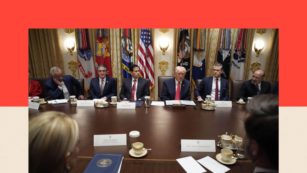 Američki predsednik Donald Tramp (u sredini) drži uvodnu reč tokom sastanka sa svojim kabinetom u sali za sastanke sa članovima kabineta Bele kuće.