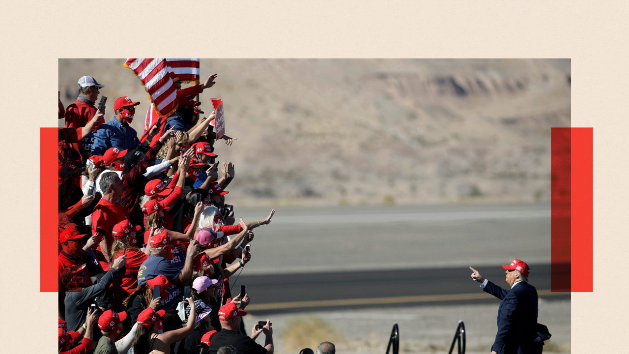 Predsednik Donald Tramp gestikulira pristalicama nakon predizbornog skupa 