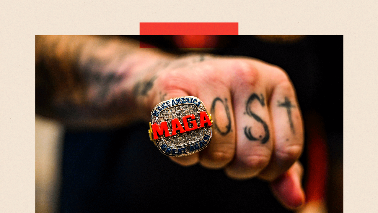 Ruka sa prstenom na malom prstu na kojem piše MAGA