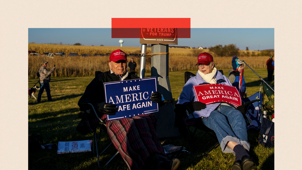 Pristalice drže transparente tokom skupa kampanje „Učinimo Ameriku ponovo velikom“ 