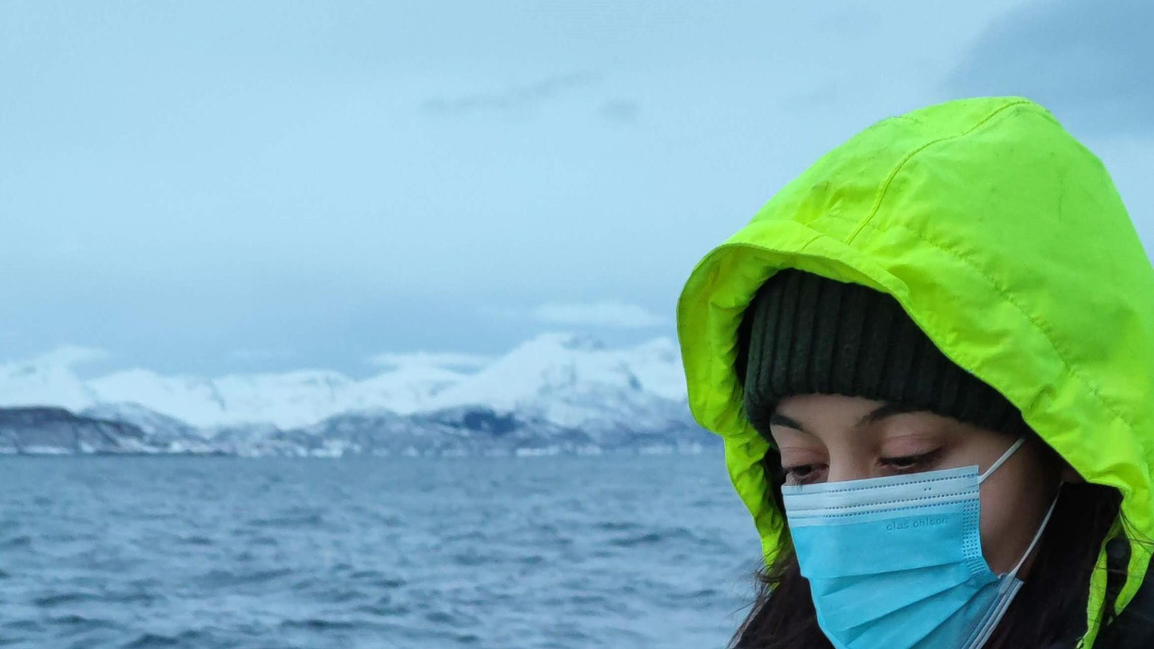 Devojka istraživačica pored mora 