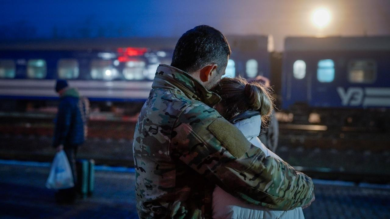 Vojnik grli ženu na železničkoj stanici