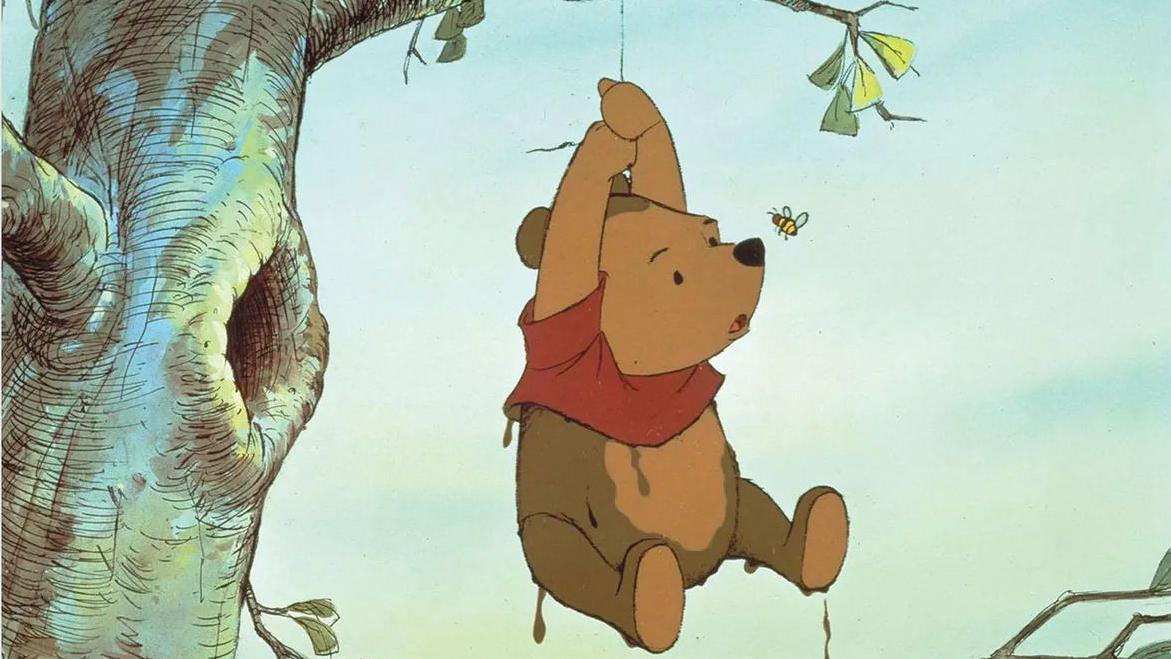 Ilustracija Vinija Pua kako visi o konopcu sa drveta sa uznemirenim izrazom lica
