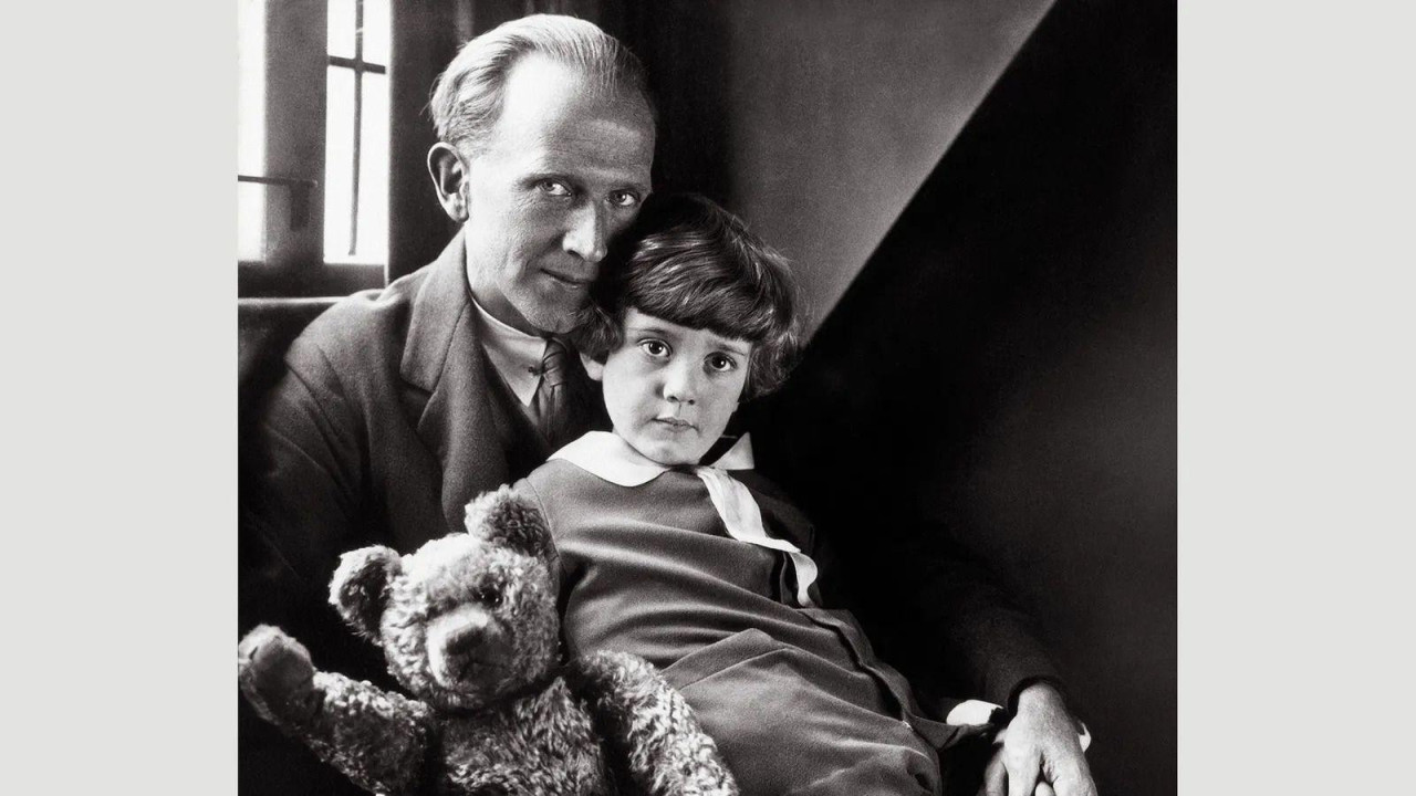 A. A. Miln sa sinom Kristoferom Robinom i omiljenim medvedom 1926. godine