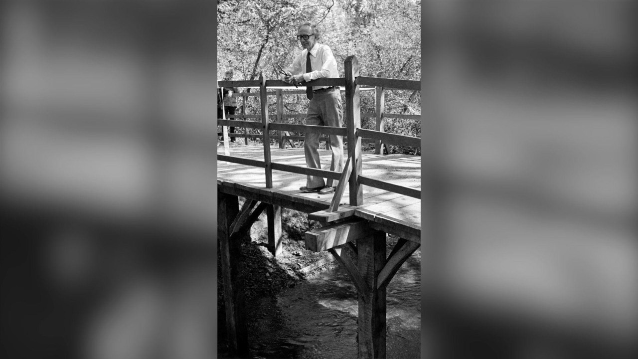 Kristofer Miln u poseti Puovom mostu 1979. godine.