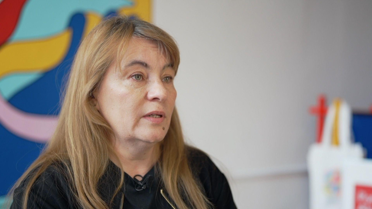 Justina Vidržinska svetle kose u crnoj košulji 