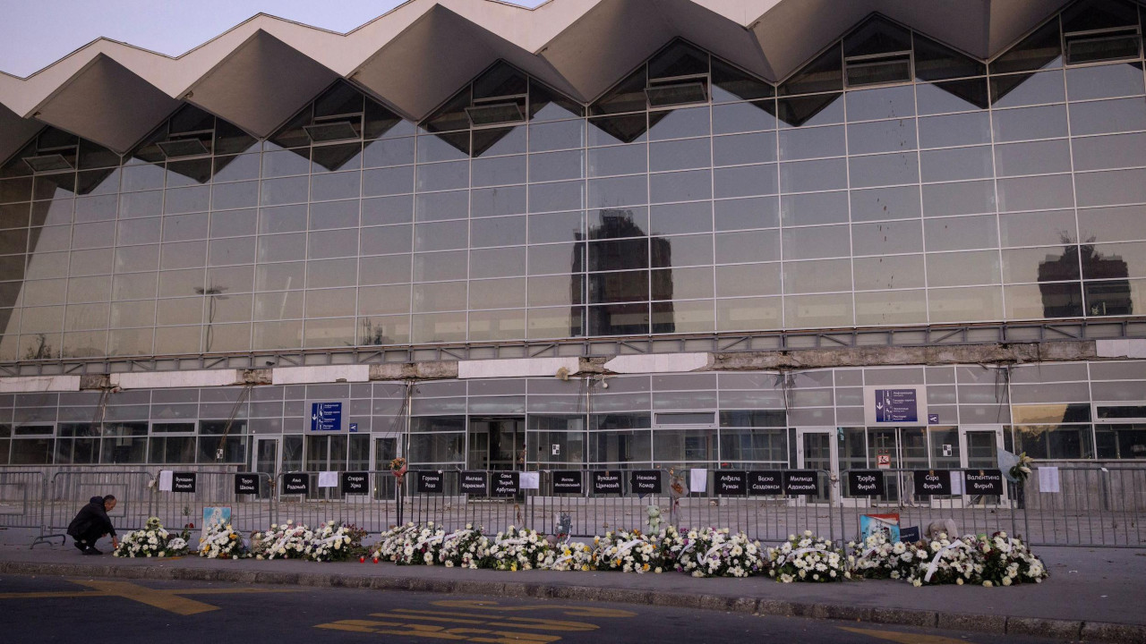 Venci i cveće za nastradale ispred zgrade Železničke stanice u Novom Sadu, muškarac u levom uglu ostavlja cveće