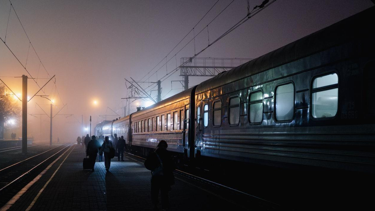 Voz je zastao na stanici po maglovitom danu