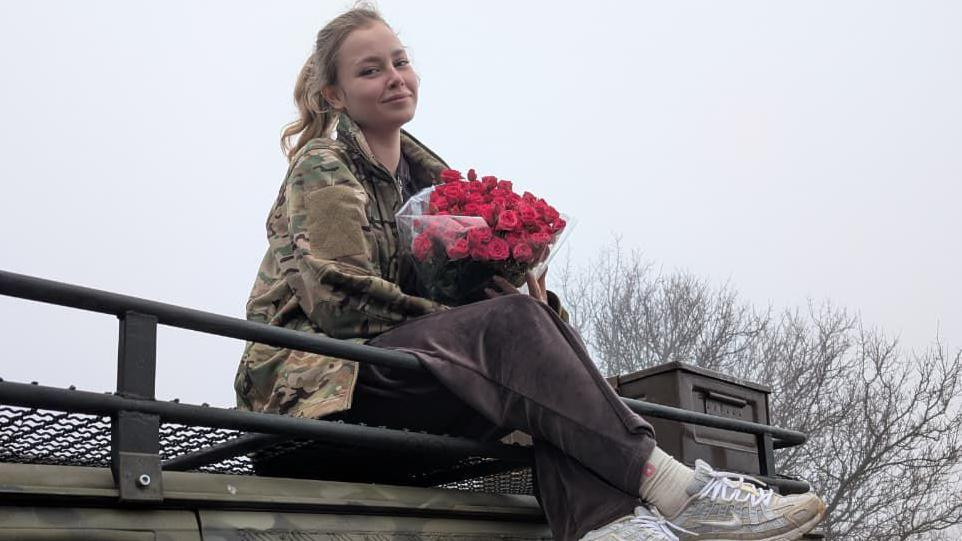 Polina u vojničkoj jakni njenog partnera