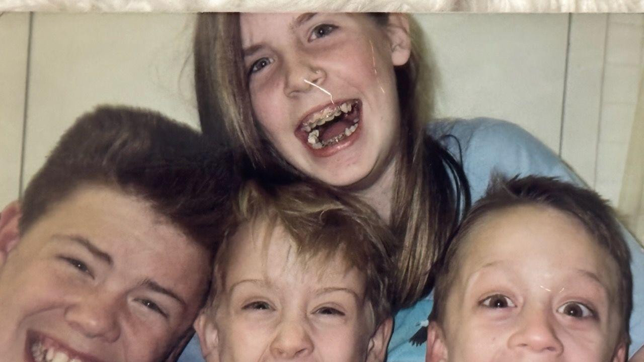 Mekol (u sredini) i Kiran Kalkin (desno) tokom snimanja Sam u kući