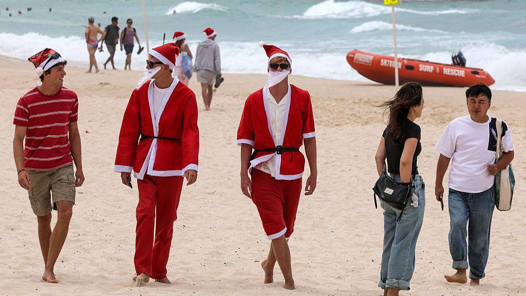 Božić u Australiji nekoliko muškaraca proslavilo je u kostimima Deda Mraza na plaži Bondi u Sidneju, gde je nedavno došlo do pucnjave