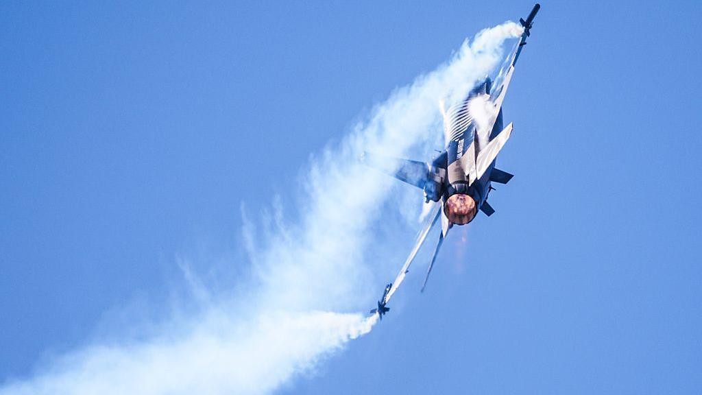 Vojni avion u letu