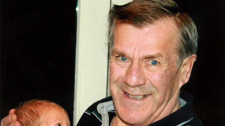 Nasmejan Roni sa bebom u rukama