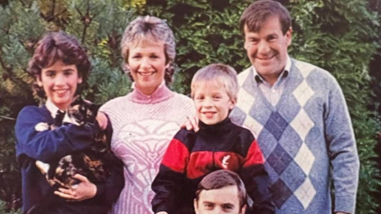 Žena, dvoje muškaraca i dvoje dece, jedno drži mačku