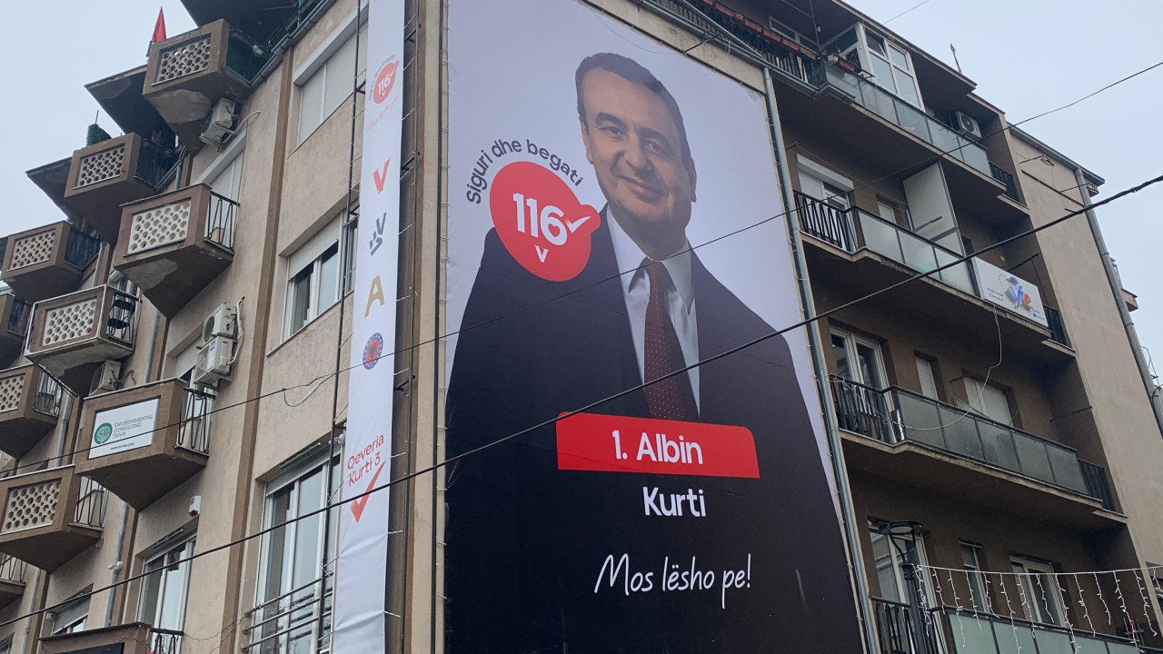 Na fasadi zgrade politički poster na kojem je slika Aljbina Kurtija i poruka - Ne odustaj na albanskom
