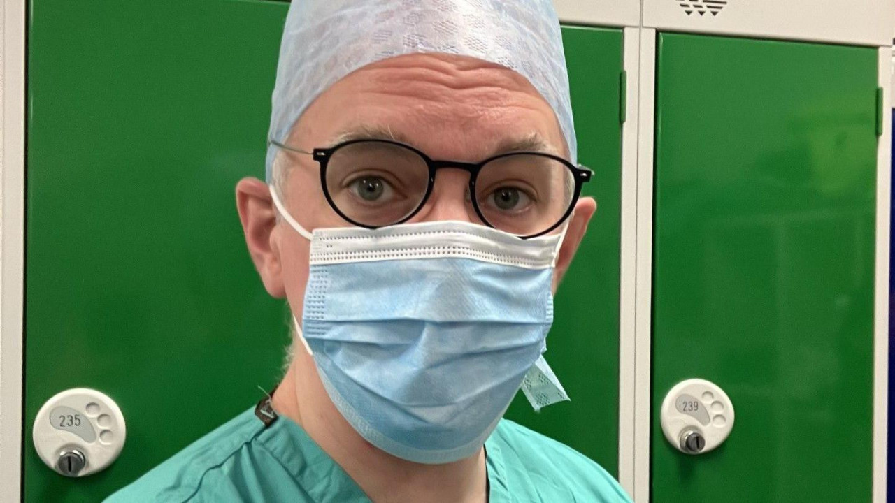 muškarac nosi hiruršku opremu, hirurg, operacija, operaciona sala