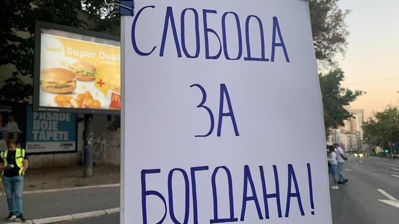 Plakat na kojem piše ćirilicom i plavim slovima na belom papiru "Sloboda za Bogdana"