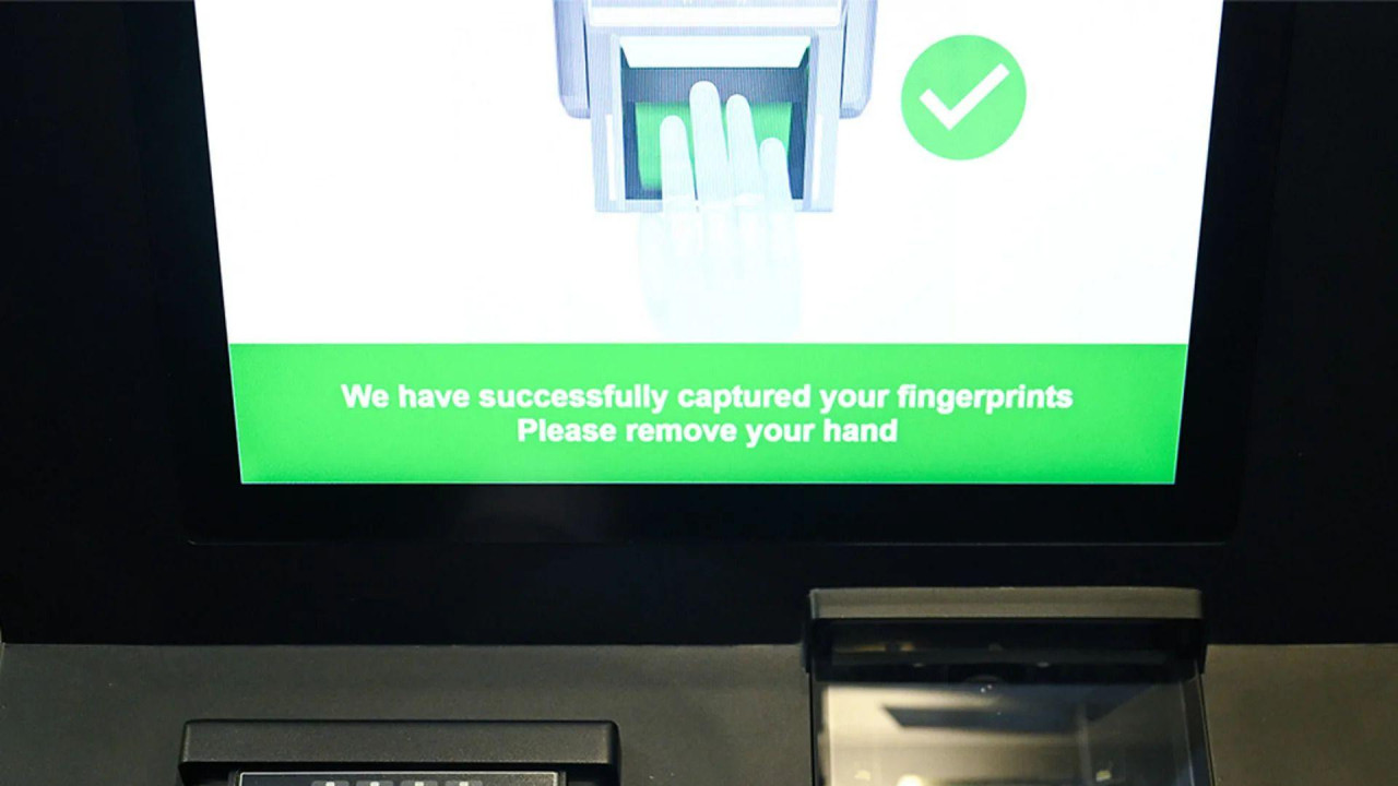 Prsti muške ruke na aparatu za digitalno skeniranje biometrijskih podataka