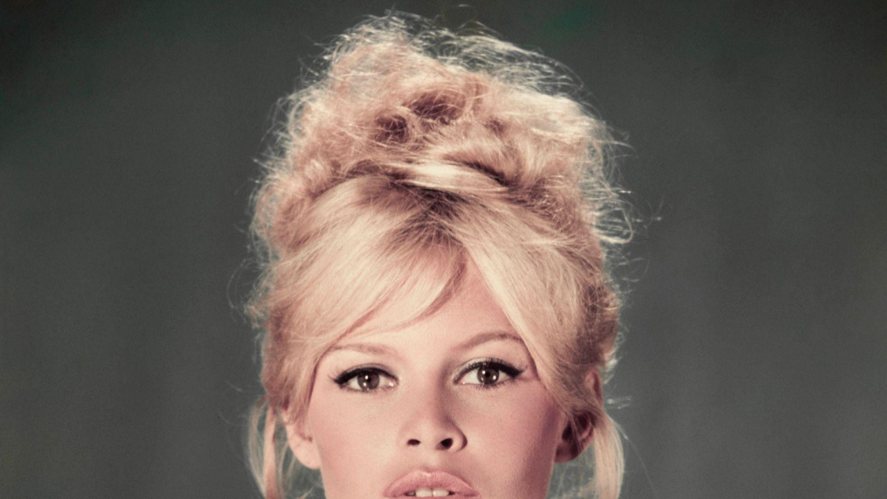 Studijska fotografija Brižit Bardo u svetloplavoj haljini sa otkrivenim ramenima