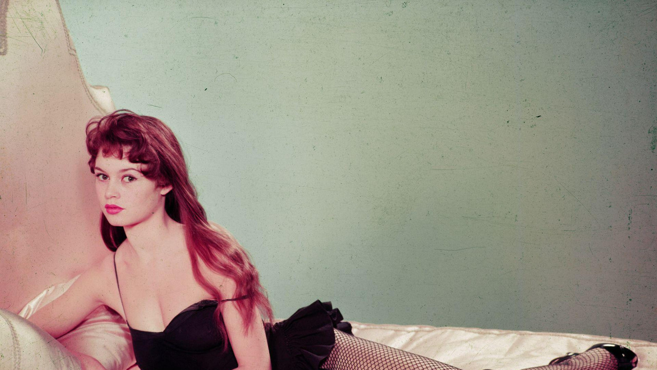 Godine 1955, Bardo je pozirala za magazin. Na fotografiji, sa oko 17 godina, prikazana je kako leži na krevetu u mrežastim čarapama i bluzi sa dubokim dekolteom.