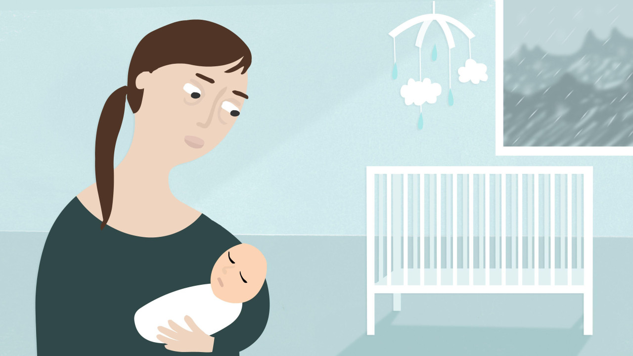 Majka drži bebu u naručju, pored belog kreveta dok napolju pada kiša
