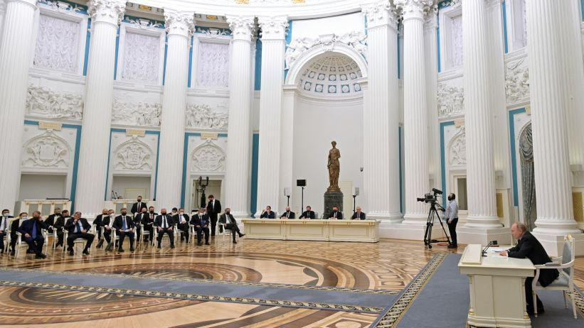 Ruski predsednik Vladimir Putin predsedava sastankom u Kremlju u Moskvi 24. februara 2022.