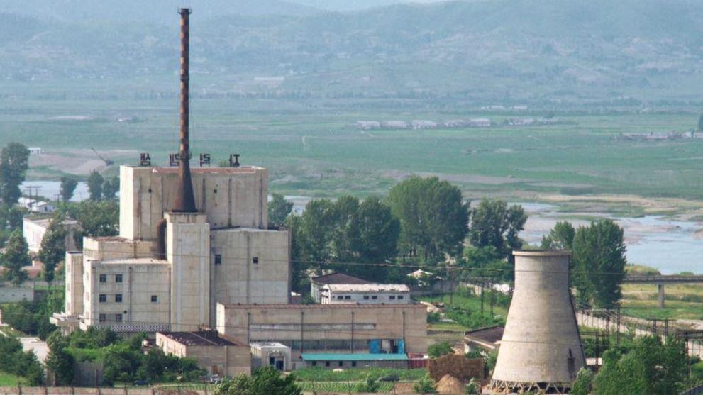 Nuklearna elektrana Jongbjon snimljena 2008. godine pre nego što je kula za hlađenje razmontirana