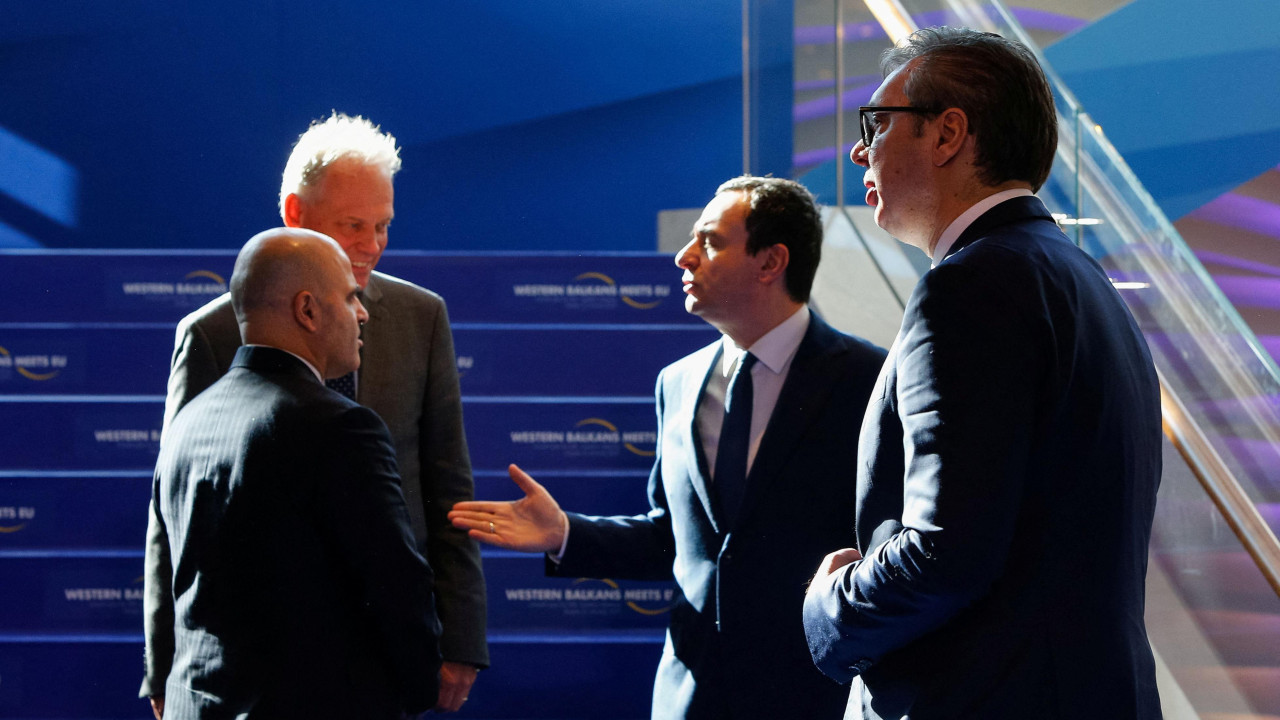 
                    Predsednik Srbije Aleksandar Vučić šeta dok kosovski premijer Albin Kurti razgovara sa premijerom Severne Makedonije Dimitrom Kovačevskim i generalnim direktorom Evropsk