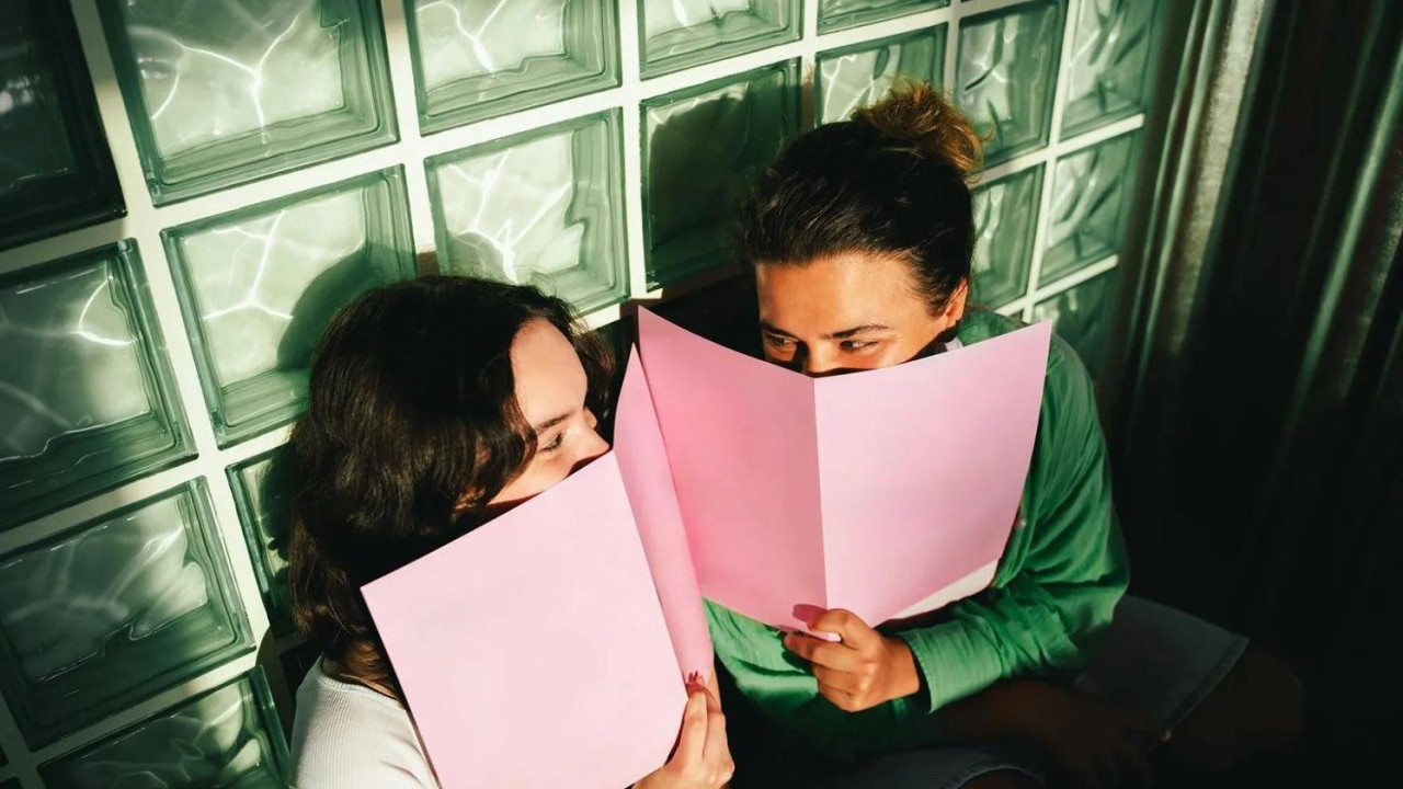 Dve žene se osmehuju