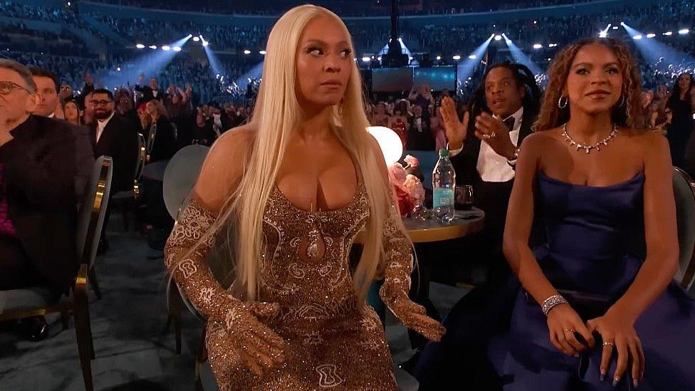 Bijonse i Blu Ajvi na fotografiji povodom proglašenja albuma Cowboy Carter za country album godine