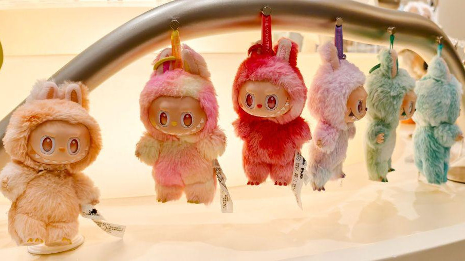 Lutke Labubu izložene u prodavnici Pop Mart 16. novembra 2025. godine u Šangaju, Kina.