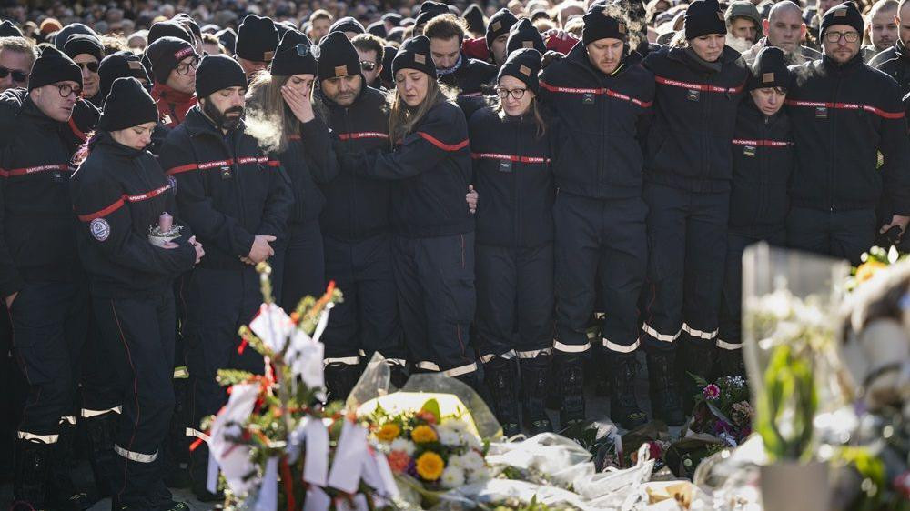 Vatrogasci iz Kran-Montane, koji su gasili požar u baru, plaču kod mesta gde se odaje pošta žrtvama tragedije 