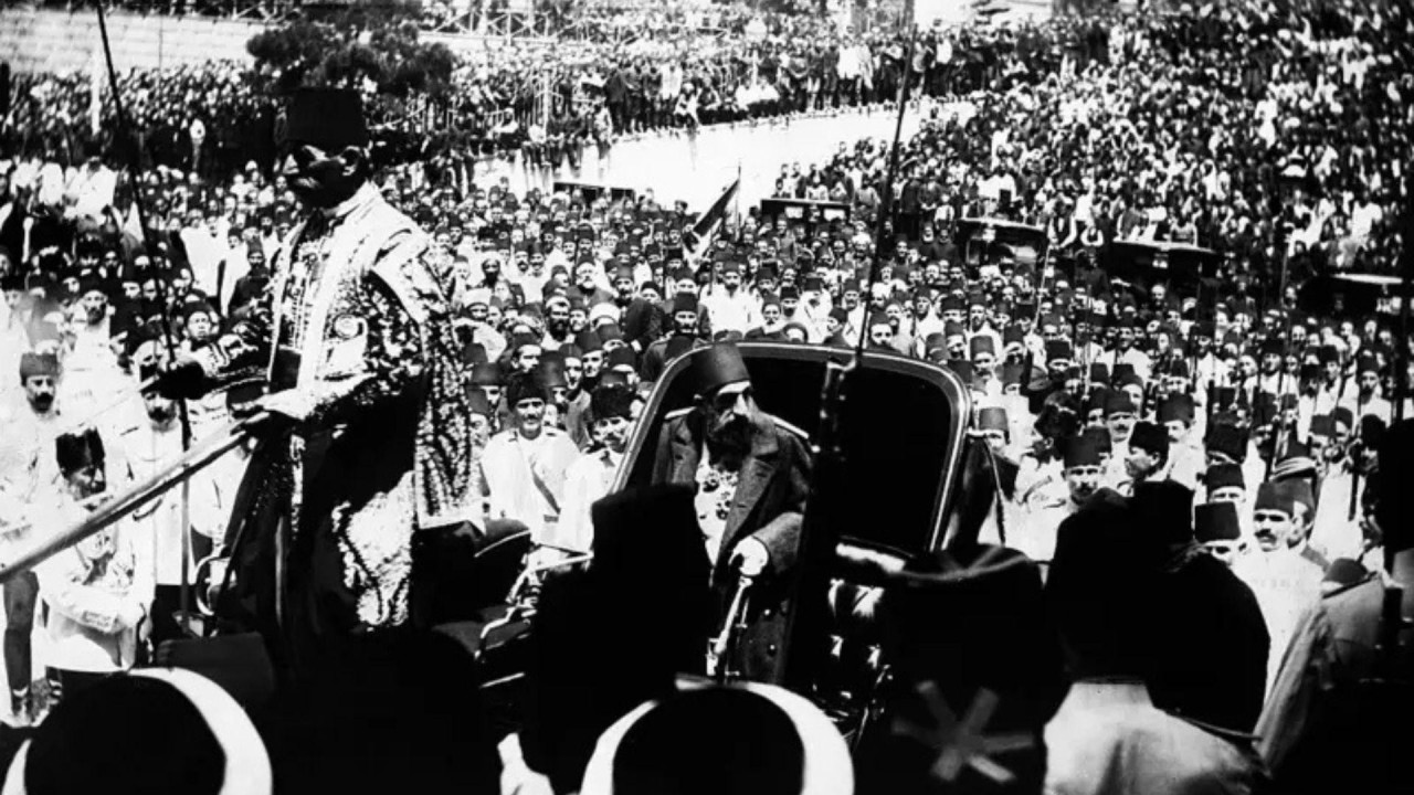 Crno-bela fotografija sultana Abdula Hamida II iz 1908. u kočijama okružen pristalicama 