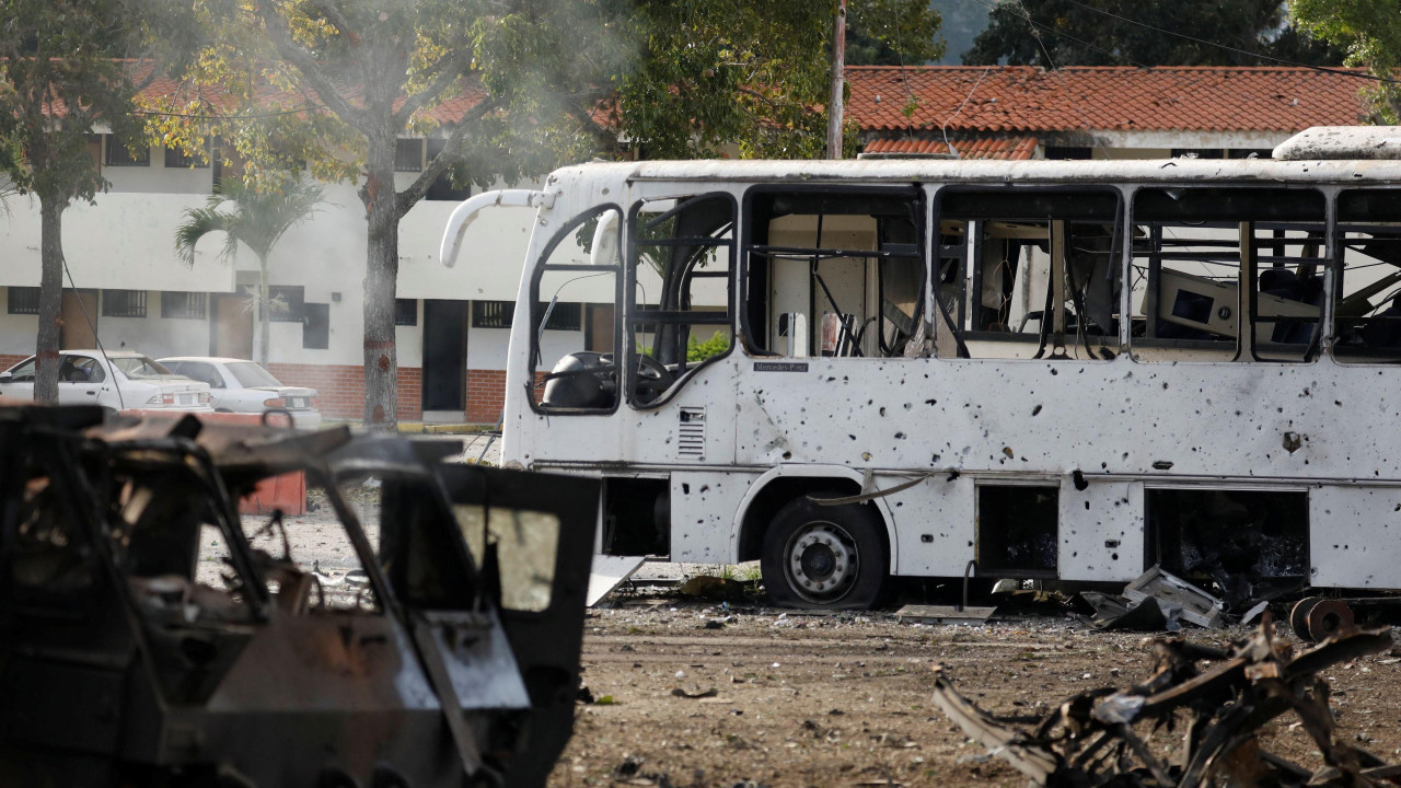 Spaljena vozila u Karakasu unutar vojnog kompleksa