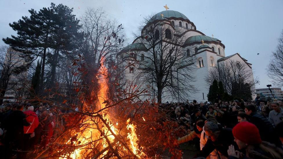 paljenje badnjaka ispred Hrama Svetog Save u Beogradu